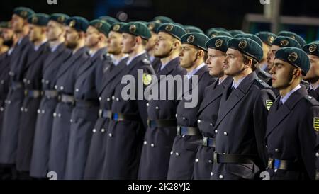 Pockau Lengefeld, Deutschland. 22. September 2022. Rekruten der Marienberger Jäger des Panzergrenadier-Bataillons 371 stehen für einen Pfandrollaufruf auf einem Sportplatz im Erzgebirge. Während der Zeremonie schwor die 120 Männer und Frauen, der Bundesrepublik treu zu dienen. Das Bataillon ist in Marienberg (Erzgebirgskreis) stationiert und gehört zur Panzergrenadier Brigade 37. Die assoziierten Soldaten können unter anderem zur nationalen und alliierten Verteidigung im in- und Ausland eingesetzt werden. Quelle: Jan Woitas/dpa/Alamy Live News Stockfoto