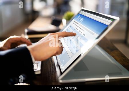 Geschäftsmann, Der Das Online-Umfrageformular Ausfüllt Stockfoto