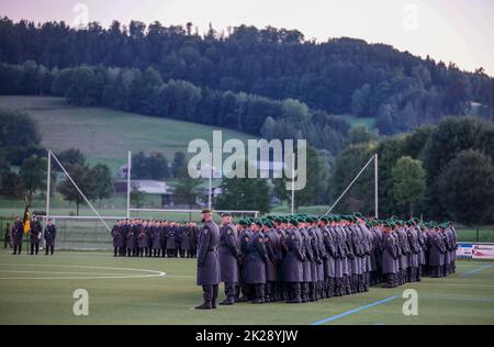 Pockau Lengefeld, Deutschland. 22. September 2022. Rekruten der Marienberger Jäger des Panzergrenadier-Bataillons 371 stehen für einen Pfandrollaufruf auf einem Sportplatz im Erzgebirge. Während der Zeremonie schwor die 120 Männer und Frauen, der Bundesrepublik treu zu dienen. Das Bataillon ist in Marienberg (Erzgebirgskreis) stationiert und gehört zur Panzergrenadier Brigade 37. Die assoziierten Soldaten können unter anderem zur nationalen und alliierten Verteidigung im in- und Ausland eingesetzt werden. Quelle: Jan Woitas/dpa/Alamy Live News Stockfoto