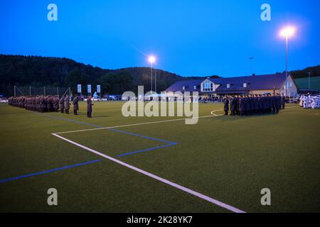 Pockau Lengefeld, Deutschland. 22. September 2022. Rekruten der Marienberger Jäger des Panzergrenadier-Bataillons 371 stehen für einen Pfandrollaufruf auf einem Sportplatz im Erzgebirge. Während der Zeremonie schwor die 120 Männer und Frauen, der Bundesrepublik treu zu dienen. Das Bataillon ist in Marienberg (Erzgebirgskreis) stationiert und gehört zur Panzergrenadier Brigade 37. Die assoziierten Soldaten können unter anderem zur nationalen und alliierten Verteidigung im in- und Ausland eingesetzt werden. Quelle: Jan Woitas/dpa/Alamy Live News Stockfoto