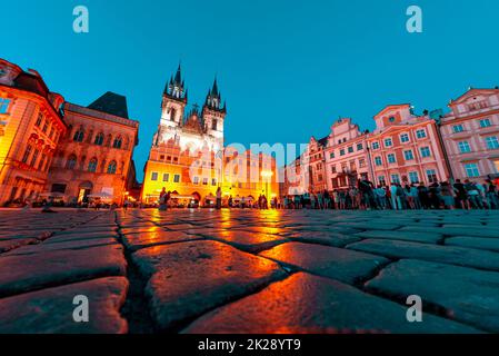 Kirche der Muttergottes vor Tyn (Tyn Kirche) auf dem Altstädter Ring (Stare Mesto) in der Nacht. Prag, Tschechische Republik Stockfoto