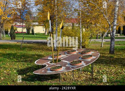 Denkmal für die Malerpalette des Malers. Denkmal im Stadtpark. Stockfoto