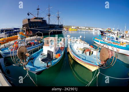 Traditionelle Fischerboote im Hafen von Ayia Napa. Bezirk Famagusta, Zypern Stockfoto