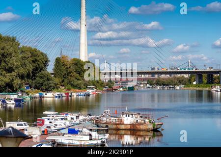 Boote auf dem Ada Ciganlija See und der Brücke über die Sava. Belgrad, Serbien Stockfoto