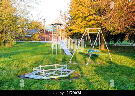 Karussell, Schaukel und Rutsche. Kinderspielplatz. Schaukeln und Rutschen zum Rutschen Stockfoto