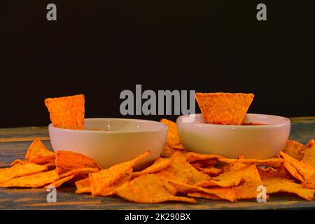 Chili-Corn-Chips mit Salsa-Dip auf Holzhintergrund Stockfoto
