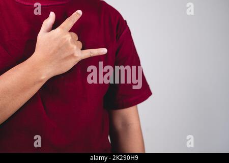 Zeichen der Selbstliebe. Umarmen Sie sich selbst und positives Denken. Der Mann mit rotem Hemd in mittlerer Nahaufnahme. Platz für Nachrichten, Wörter und Texte kopieren. Stockfoto