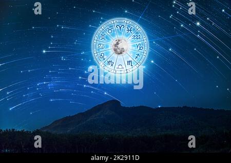 Sternzeichen im Horoskop Kreis. Astrologie im Himmel mit vielen Sternen und Monden Astrologie und Horoskope Konzept Stockfoto