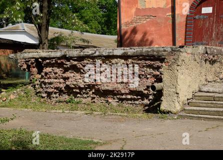 Die alte Wand eines Gebäudes aus einem roten Ziegelstein ruiniert Stockfoto