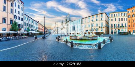 Neptun-Brunnen auf der Piazza Navona bei Sonnenaufgang, Panoramablick, Rom, Italien Stockfoto