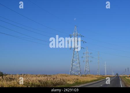 Förderung von Strom Kabel entlang der Straße Stockfoto