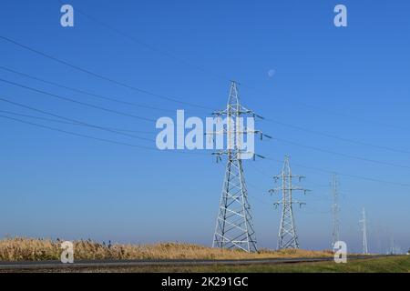 Förderung von Strom Kabel entlang der Straße Stockfoto