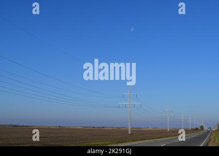 Förderung von Strom Kabel entlang der Straße Stockfoto