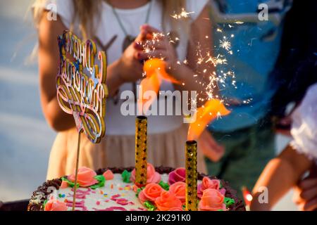 Freizeitangebote von Vorschulkindern. Animateure auf einer Kinderparty. Schauspiel- und Entwicklungsspiele für Kinder. Stockfoto