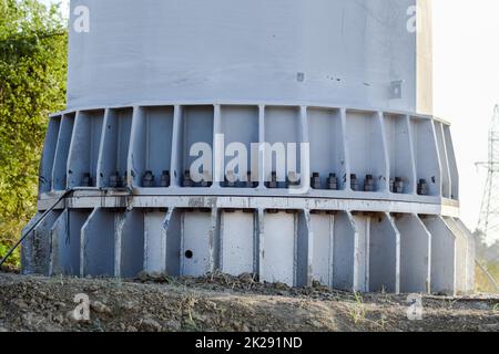 Die Basis der Spalte power line Support. Massive metall Pol Stockfoto