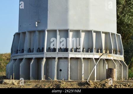 Die Basis der Spalte power line Support. Massive metall Pol Stockfoto