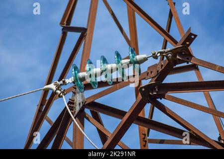 Glas vorgefertigte Hochspannungsisolatoren auf Pole Hochspannungsleitungen. Elektroindustrie Stockfoto