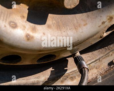 Aufblasen eines Autoradreifens bei einem Reifenservice. Stockfoto