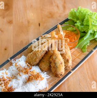 Gebratene Garnelen mit Zuckerrohr serviert mit Nudeln und Sauce. Stockfoto