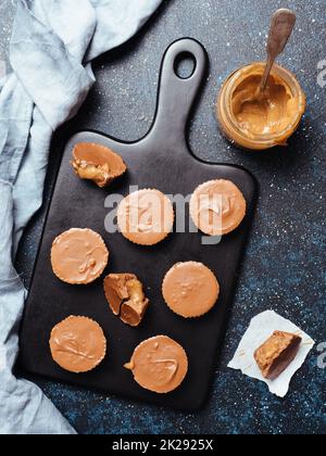 Stapel von vegane Schokolade Tassen mit Karamell auf Weiß Stockfoto