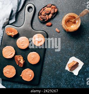 Stapel von vegane Schokolade Tassen mit Karamell auf Weiß Stockfoto