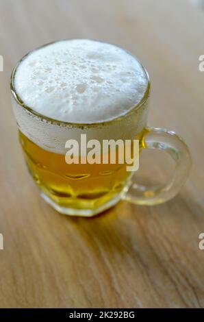 Ein polnisches Bier in einem Glas, fertig zum Trinken Stockfoto