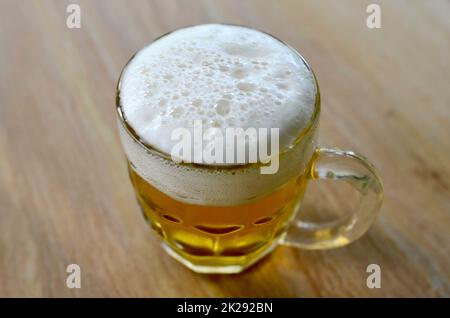 Ein polnisches Bier in einem Glas, fertig zum Trinken Stockfoto