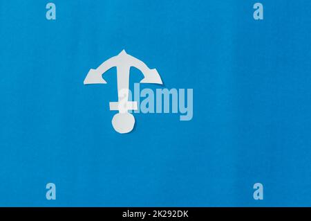 Weißer Anker auf isoliertem blauen Hintergrund. Nautisches Design. Speicherplatz Kopieren. Stockfoto