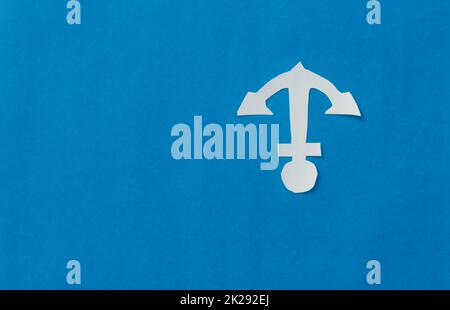 Weißer Anker auf isoliertem blauen Hintergrund. Nautisches Design. Speicherplatz Kopieren. Stockfoto