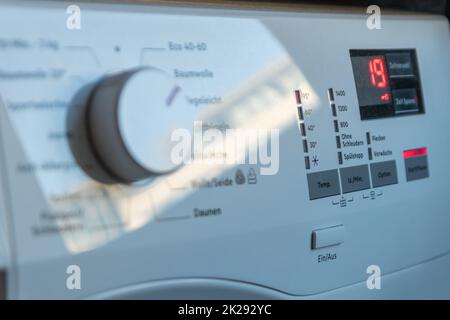 Detailansicht des Bedienfelds der Waschmaschine mit modernem Thermostat und Programmauswahl zum Umschalten zwischen verschiedenen Programmen für die Wäscherei in modernen Haushalten für die Hygiene der Reinigungskräfte Stockfoto