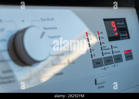 Detailansicht des Bedienfelds der Waschmaschine mit modernem Thermostat und Programmauswahl zum Umschalten zwischen verschiedenen Programmen für die Wäscherei in modernen Haushalten für die Hygiene der Reinigungskräfte Stockfoto