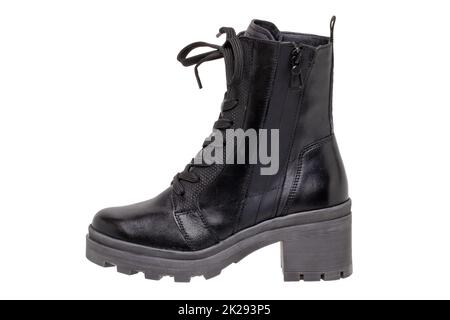 Schuhe und Stiefel für Damen. Nahaufnahme von eleganten schwarzen Winterstiefeln aus Leder für Frauen. Aktuelle Trends der Winterschuhmode für Mädchen isoliert auf weißem Hintergrund. Makro. Stockfoto