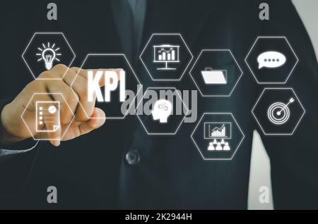 Key Performance Indicator KPI.Businessman Touch Icon digitale Bildschirm-Schnittstelle.Business-Technologie und Netzwerk-Konzept. Stockfoto