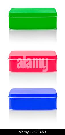 Geschlossene, leere Nahaufnahme eines farbigen Metallkastens isoliert auf weißem Hintergrund Stockfoto