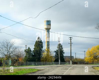 Alte Wasserturm im Dorf. Herbst Landschaft. Stockfoto