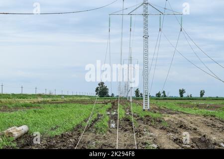 Bau einer Hochspannungsleitung. Stockfoto