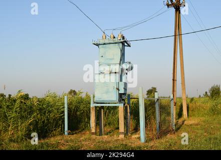 Transformatoren für Wandlung Spannung. Infrastruktur für die Stromversorgung. Die alten Anlagen Stockfoto