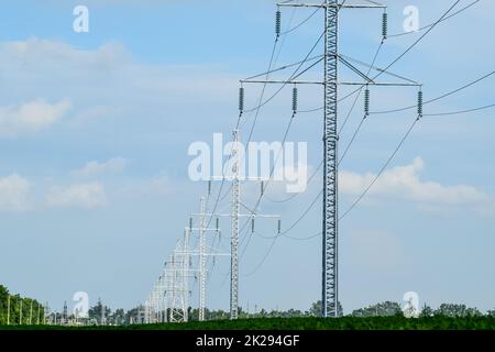 Sendeturm auf dem Hintergrund der Sojabohnen Stockfoto
