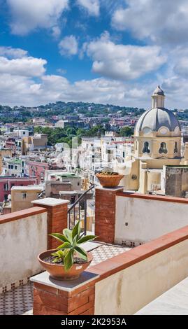 Procida Panoramablick, Italien. Die mediterrane italienische Insel in der Nähe von Neapel an einem Sommertag. Stockfoto