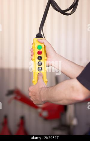 Heben Sie die Bedienkonsole im Auto-Service an Stockfoto