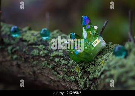 Grüne magische Kristalle im Wald Stockfoto