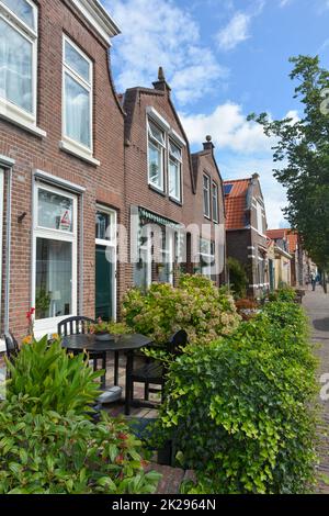 Typische Hausfassade mit Vorgarten in ZIERIKZEE, Niederlande Stockfoto