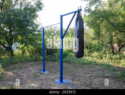 Hausgemachte bar mit einem Boxsack draußen im Garten. Stockfoto