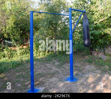 Hausgemachte bar mit einem Boxsack draußen im Garten. Stockfoto