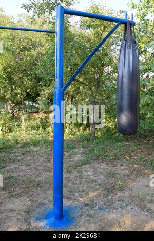 Hausgemachte bar mit einem Boxsack draußen im Garten. Stockfoto