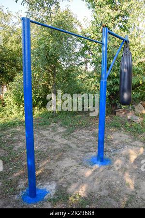 Hausgemachte bar mit einem Boxsack draußen im Garten. Stockfoto