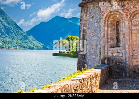 Blick auf die Kirche Chiesa di San Giacomo und den Comer See Stockfoto