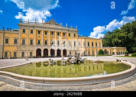 Blick auf den öffentlichen Park und die Villa Olmo, den Comer See Stockfoto