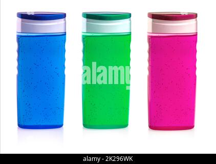 Set gefärbter Shampooflaschen, isoliert auf weißem Hintergrund Stockfoto