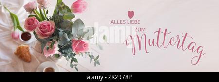 Muttertagskarte mit pinkfarbenen Frühlingsblumen Stockfoto